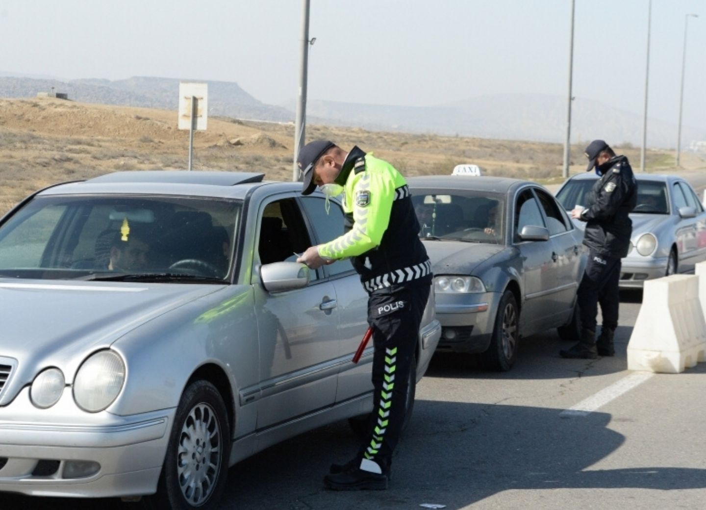Дорожная полиция: Ежедневно более тысячи машин пытаются проехать в Баку 