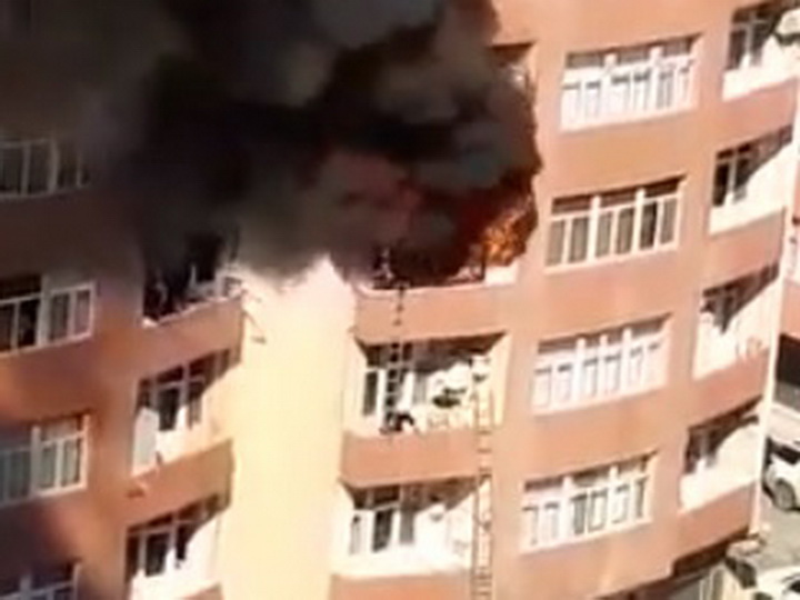 Сильный пожар в Баку: женщина бросилась с балкона и разбилась - ВИДЕО