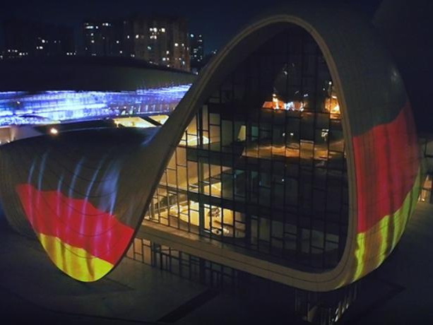 Центр Гейдара Алиева окрасился в цвета флага Германии в знак солидарности в борьбе с коронавирусом – ФОТО – ВИДЕО