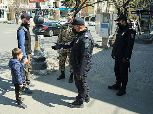 В Азербайджане малолетним детям и подросткам не рекомендуется выходить из дома
