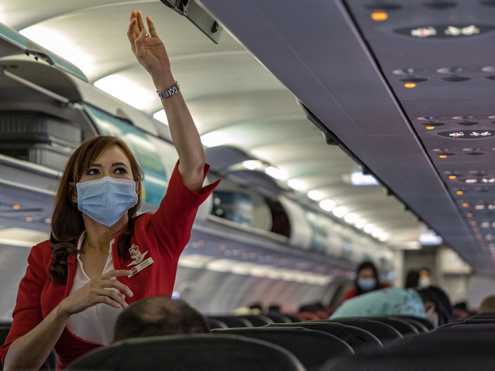 Порядка 100 бортпроводников American Airlines заражены коронавирусом