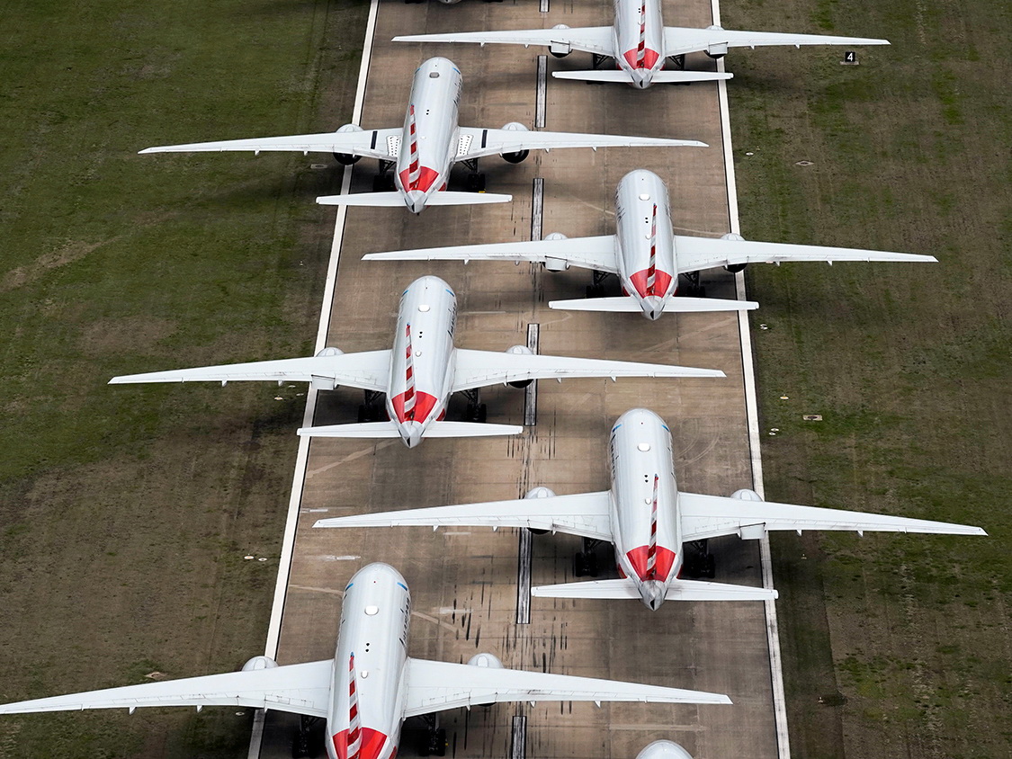 Ставшие «ненужными» самолеты паркуют прямо на взлетной полосе – ФОТО