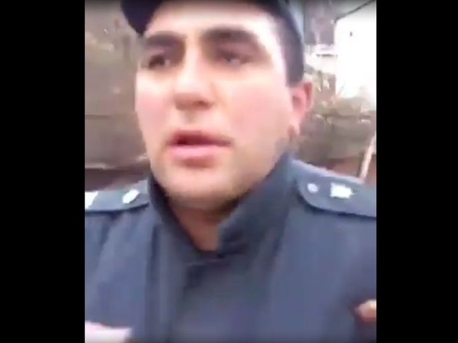 Пьяный на службе: В Азербайджане уволен полицейский - ВИДЕО