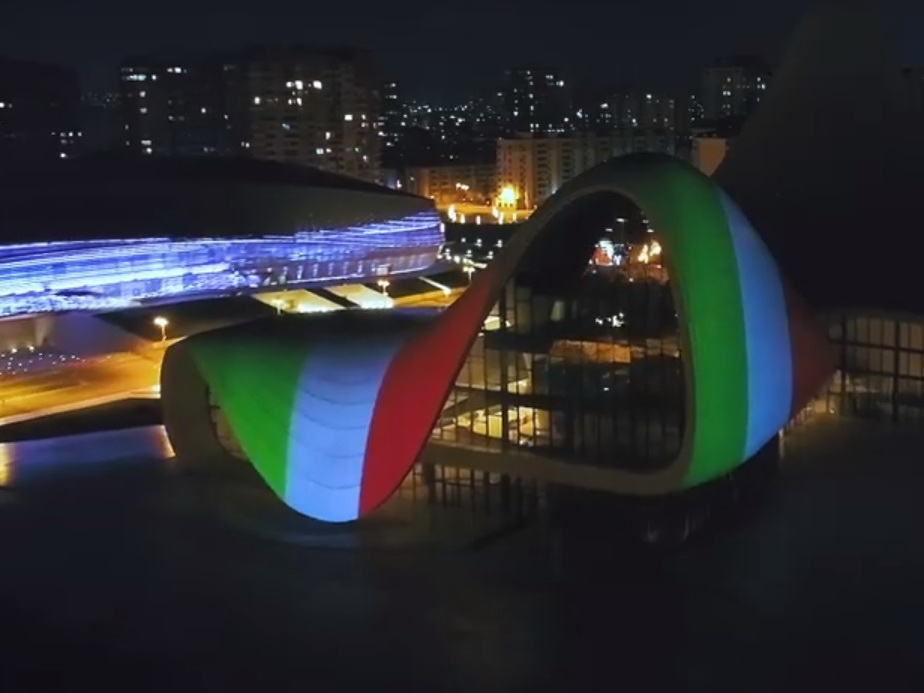 Солидарность: Центр Гейдара Алиева украсился флагом Италии - ВИДЕО