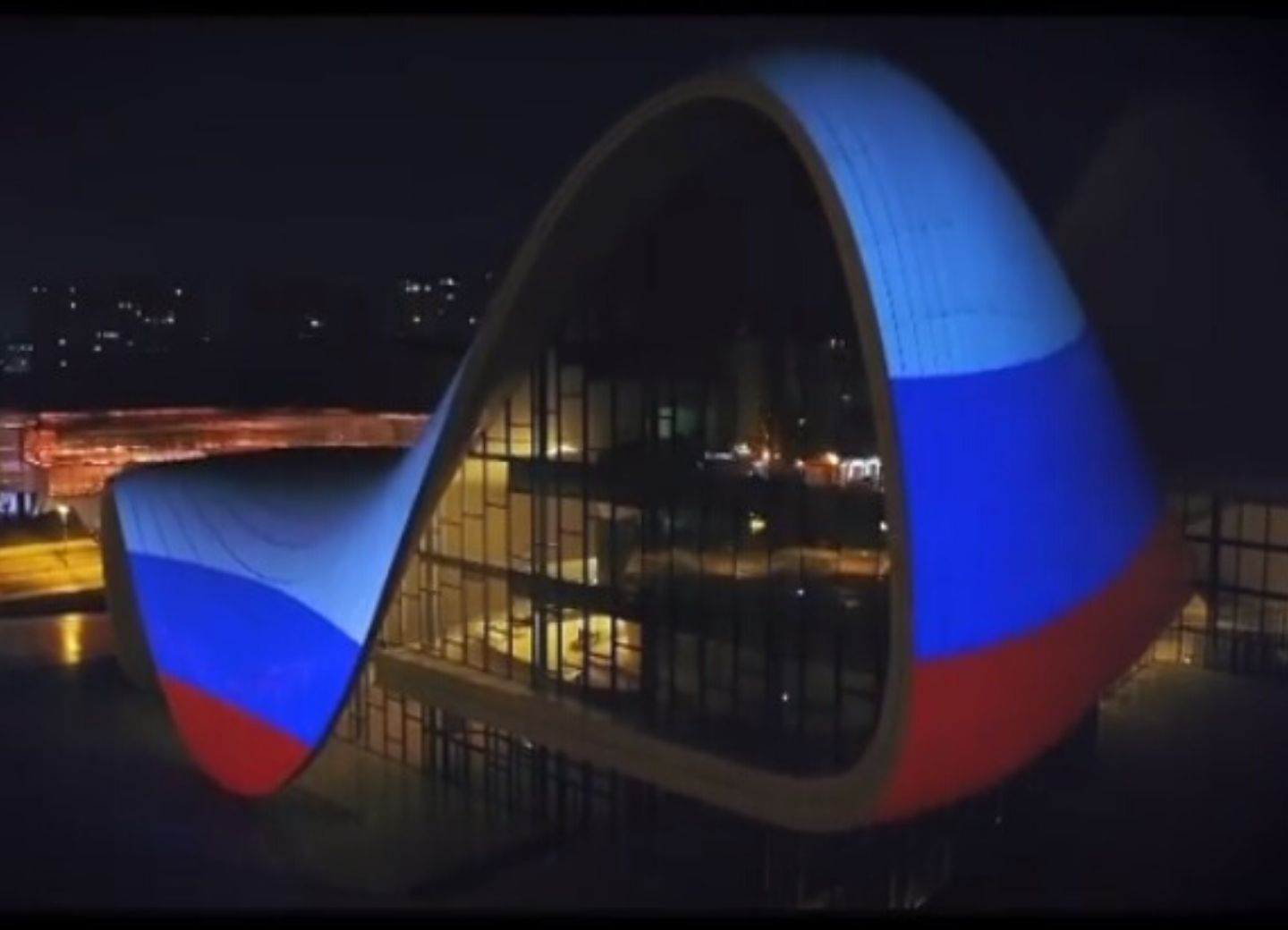 Солидарность: Центр Гейдара Алиева украсился флагом России - ВИДЕО 