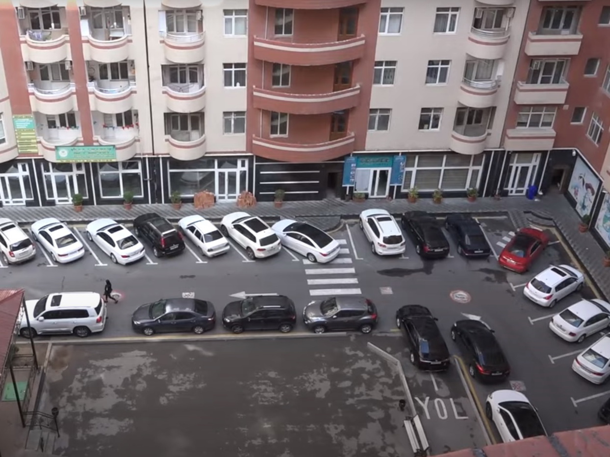 МЧС: Паркуйте машины во дворах так, чтобы не сгорели дома – ВИДЕО