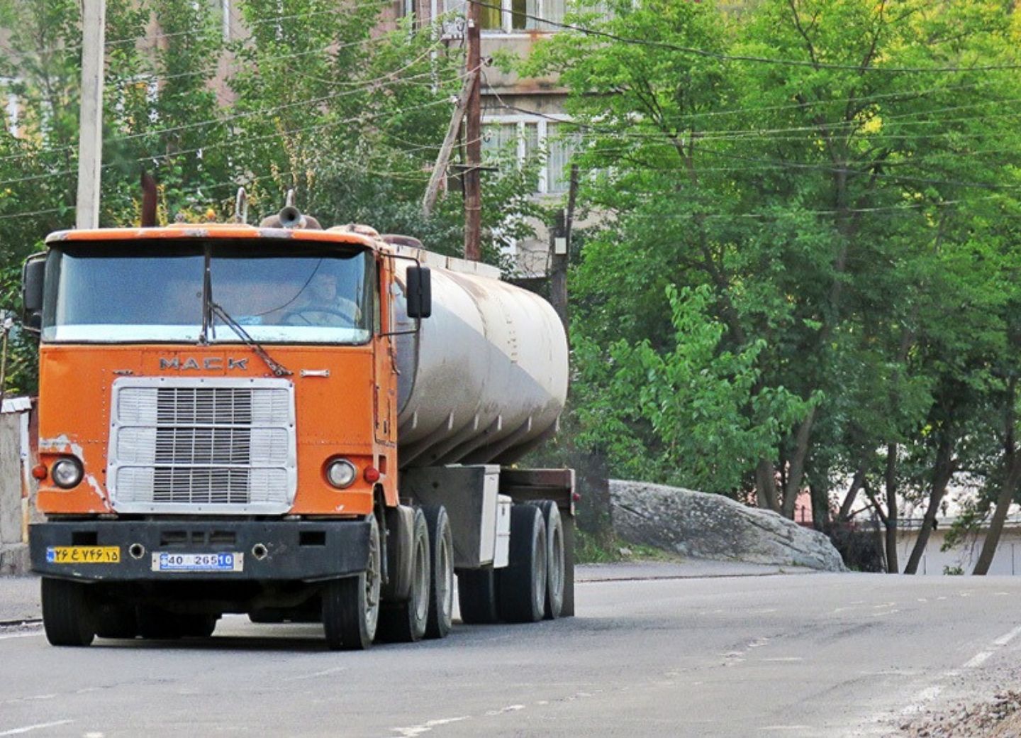 Почему иранские грузовики перевозят топливо и продовольствие в оккупированный Карабах?