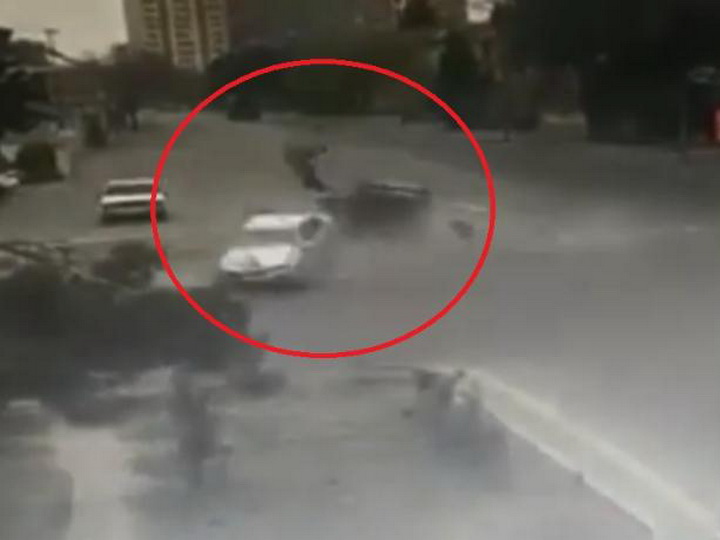 Лихач проехал на «красный» и оказался в морге: Ужасное ДТП в Баку - ВИДЕО