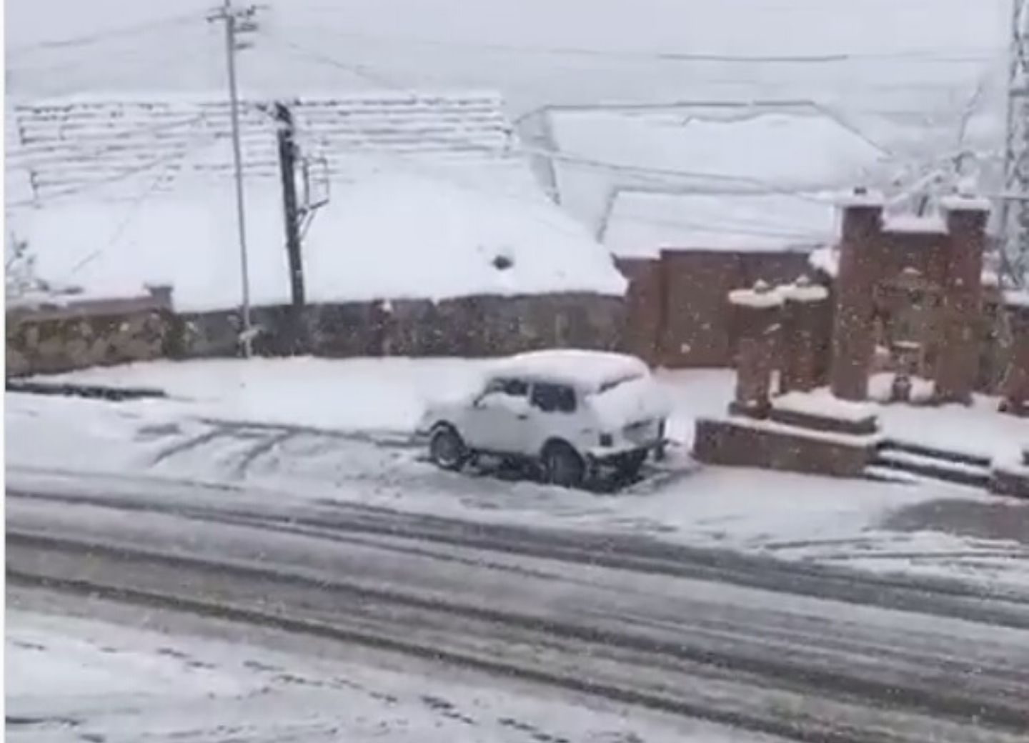 Апрельская сказка: Многие районы Азербайджана покрыл снег – ВИДЕО