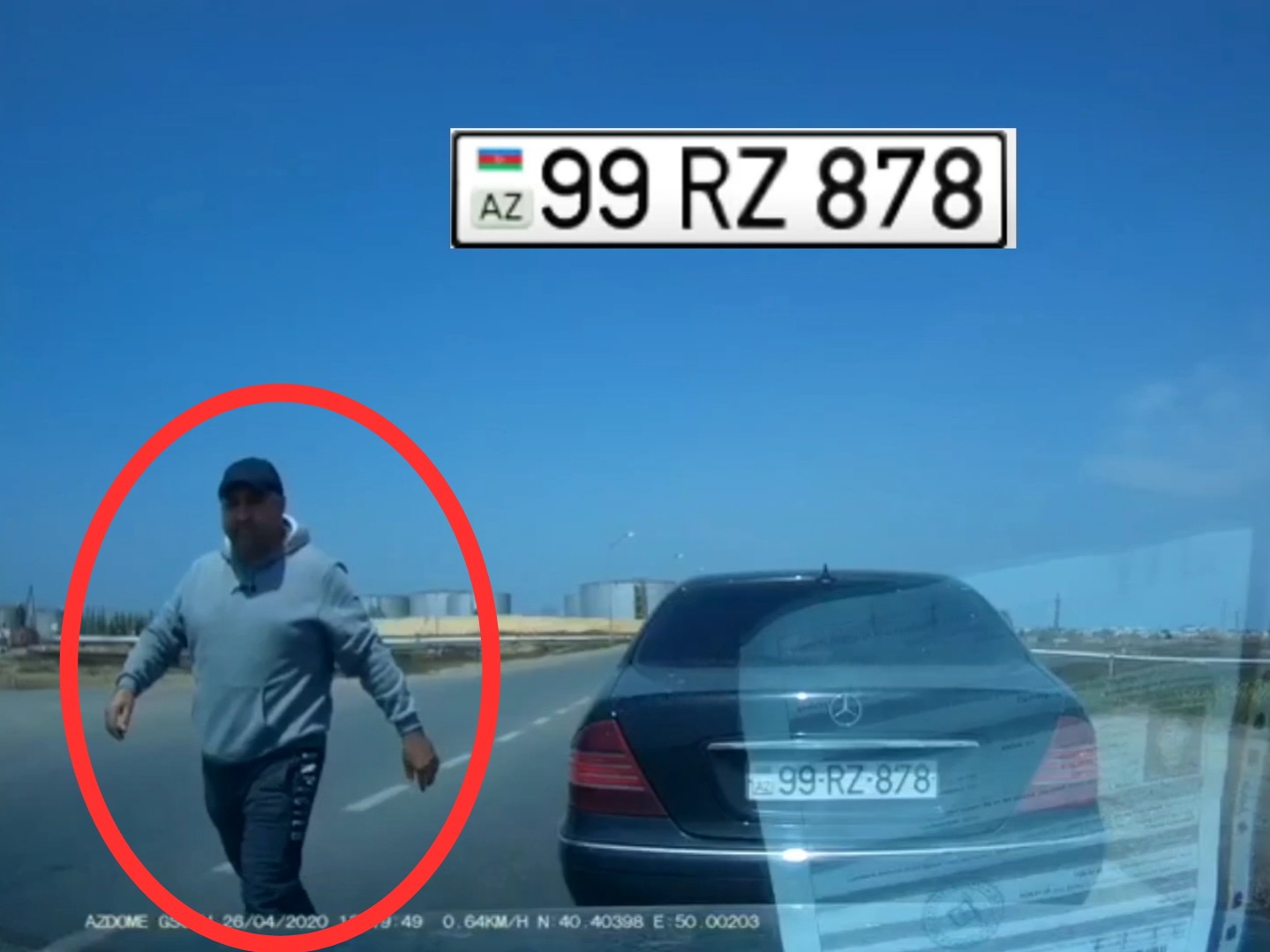 В Баку водителя избили за то, что он ехал по правилам - ВИДЕОФАКТ