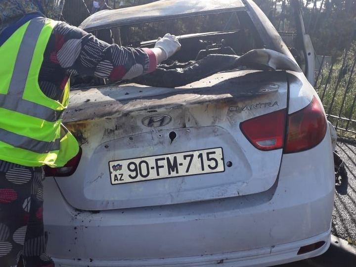 Bakıda qaz qurğularına çırpılan “Hyundai” yandı - FOTO