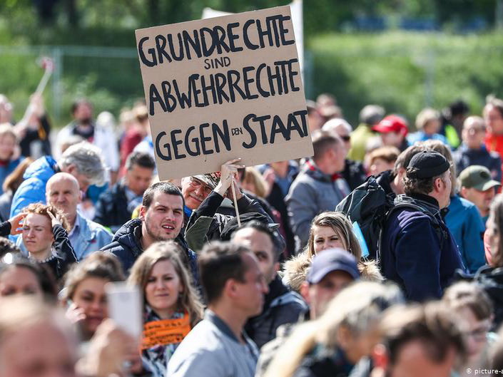 «Снять намордники»: Тысячи человек в Германии протестуют против карантина, есть задержанные – ВИДЕО