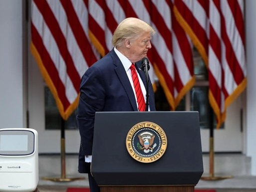 Трамп возобновил брифинги по COVID-19 и вновь поругался с журналистами – ВИДЕО