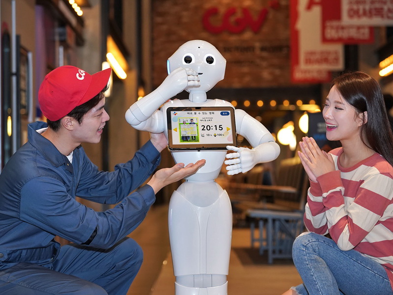 Роботы и автоматические кассы: В Южной Корее начали работу бесконтактные кинотеатры – ФОТО