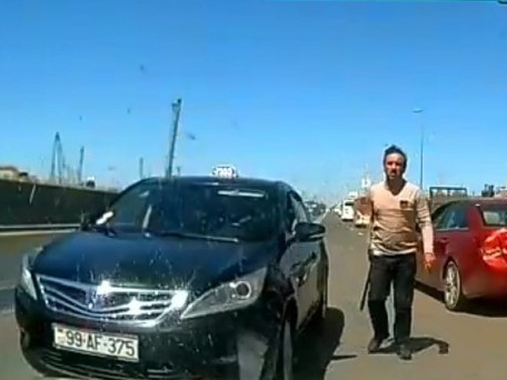 В Баку водителю преградили дорогу и напали на него с трубой – ВИДЕО