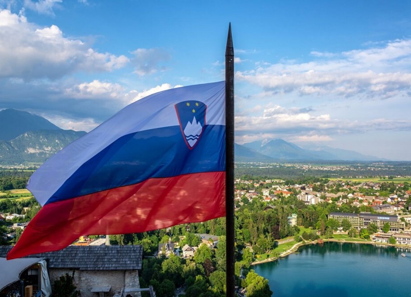 Флаг словении фото. Флаг Slovenia. Флаг Словении. Словения правительство. Республика Словения флаг.