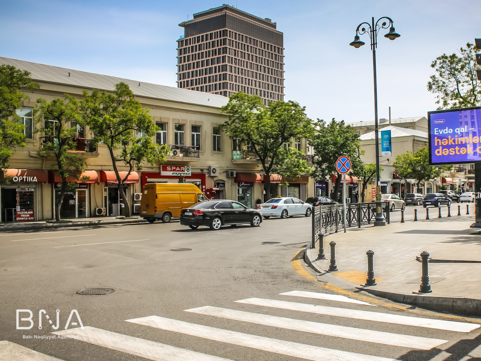 В Баку установлены новые светофоры для пешеходов – ФОТО