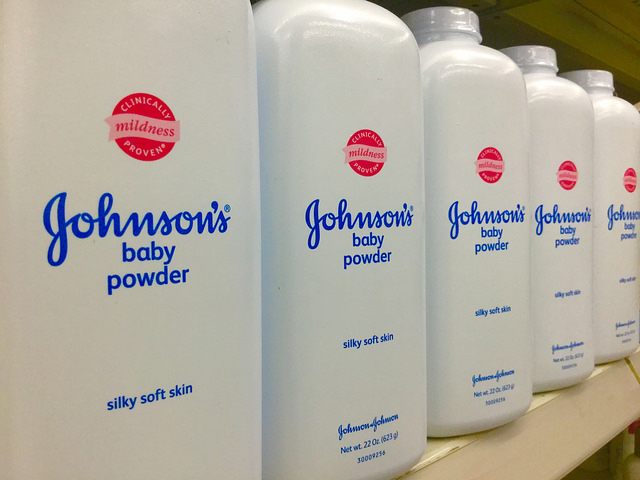 Присыпка Johnson & Johnson, возможно вызывающая рак, покинет прилавки в США, но не в Азербайджане