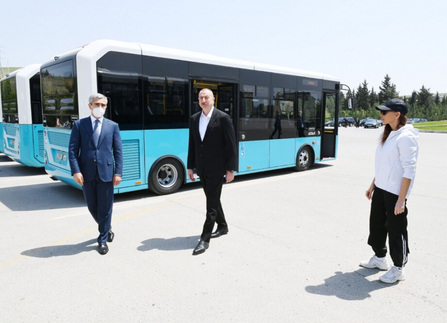 Ильхам Алиев осмотрел транспортные средства и специальную технику, выделенные Шамахинскому району - ФОТО 