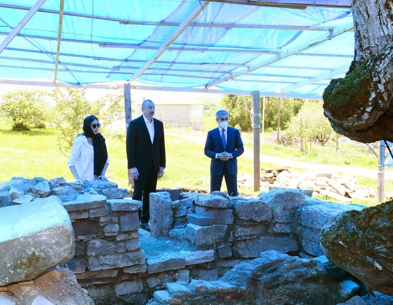 Prezident Pir Ömər Sultan ziyarətgahında bərpa-konservasiya işləri ilə tanış olub – FOTO