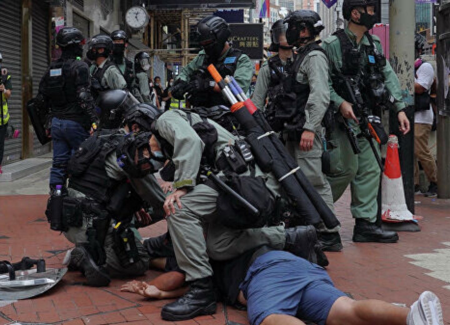 В Гонконге задержали 180 человек за участие в незаконных протестах