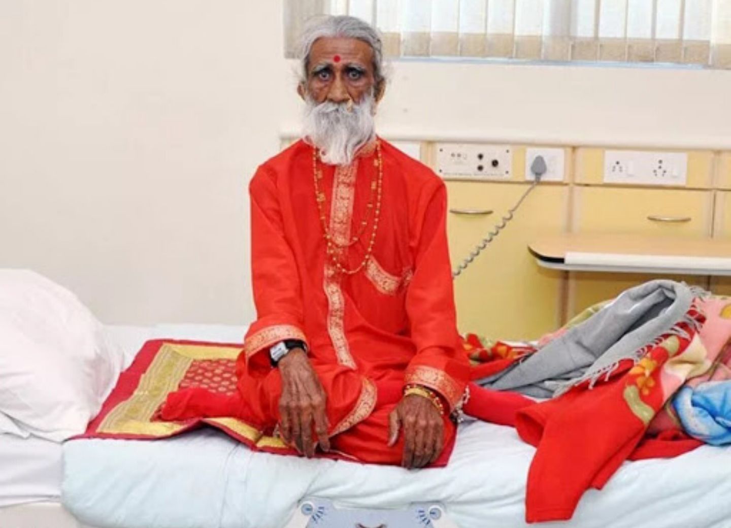 Умер индийский йог, проживший 80 лет без еды и воды