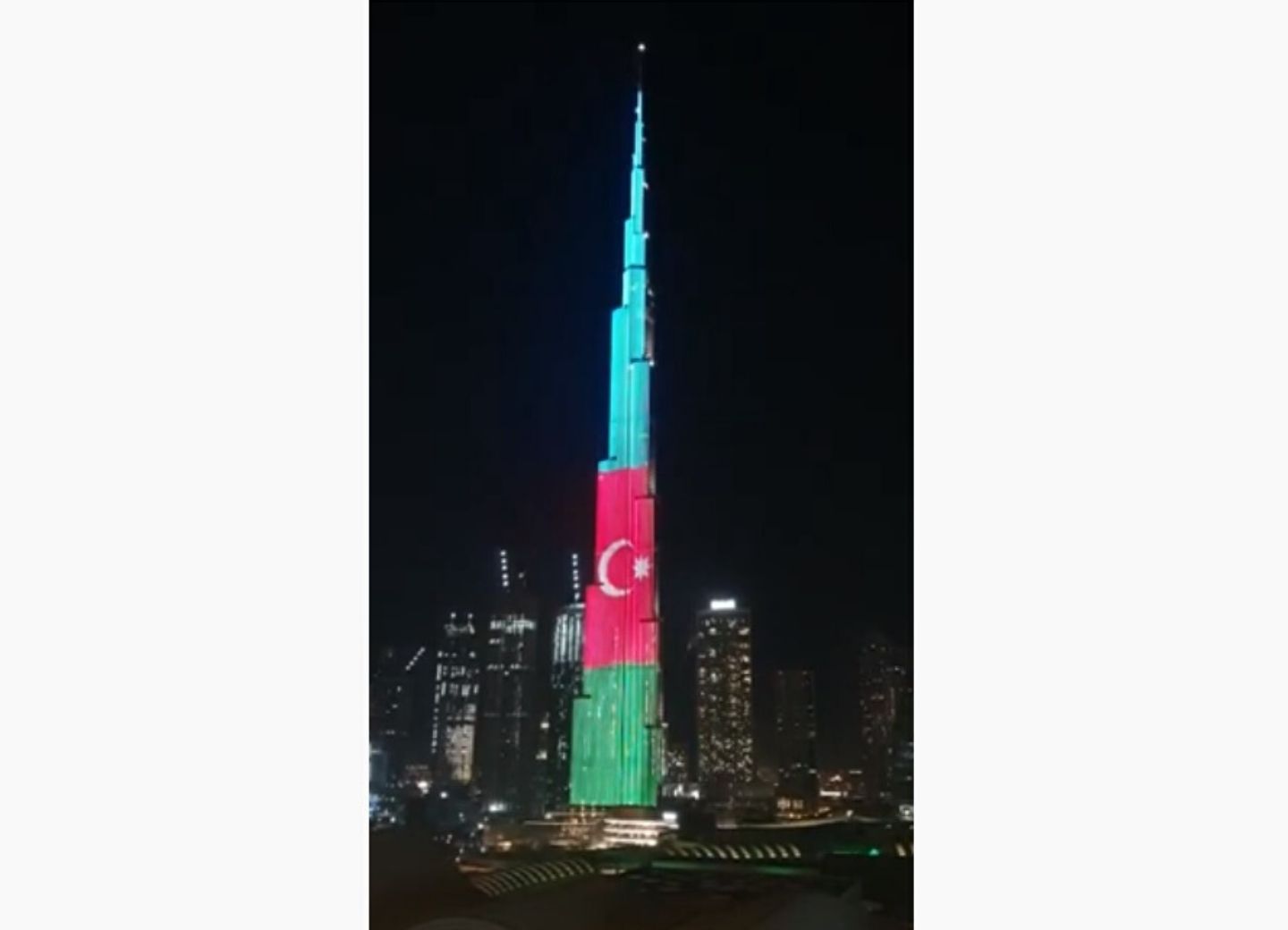 Высочайшее в мире здание «Бурдж-Халифа» окрасилось в цвета флага Азербайджана – ВИДЕО 