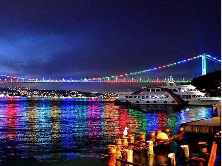 Мосты и башни Стамбула окрасились в цвета флага Азербайджана – ФОТО 