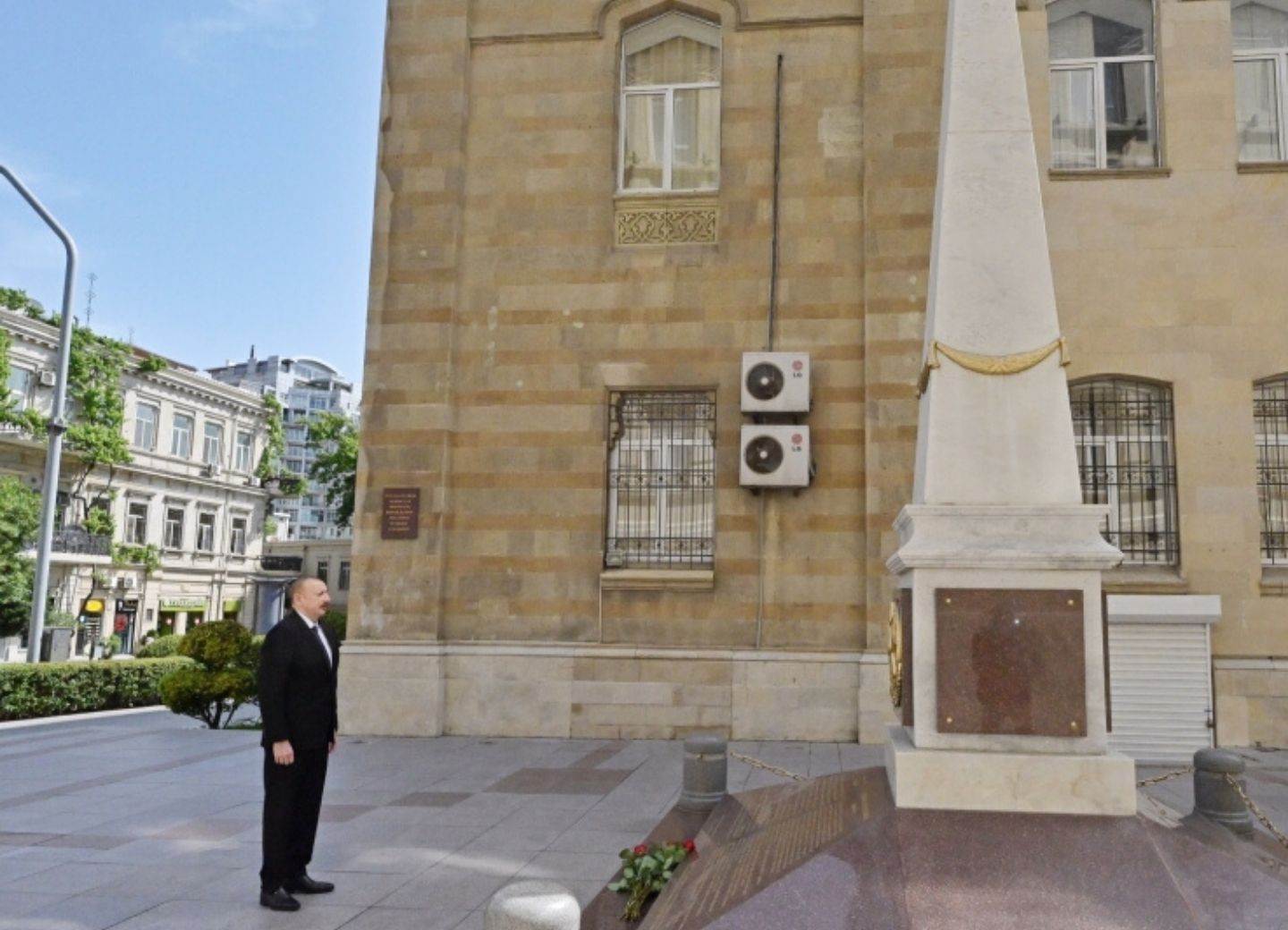 Президент Ильхам Алиев посетил памятник, возведенный в честь АДР - ФОТО 