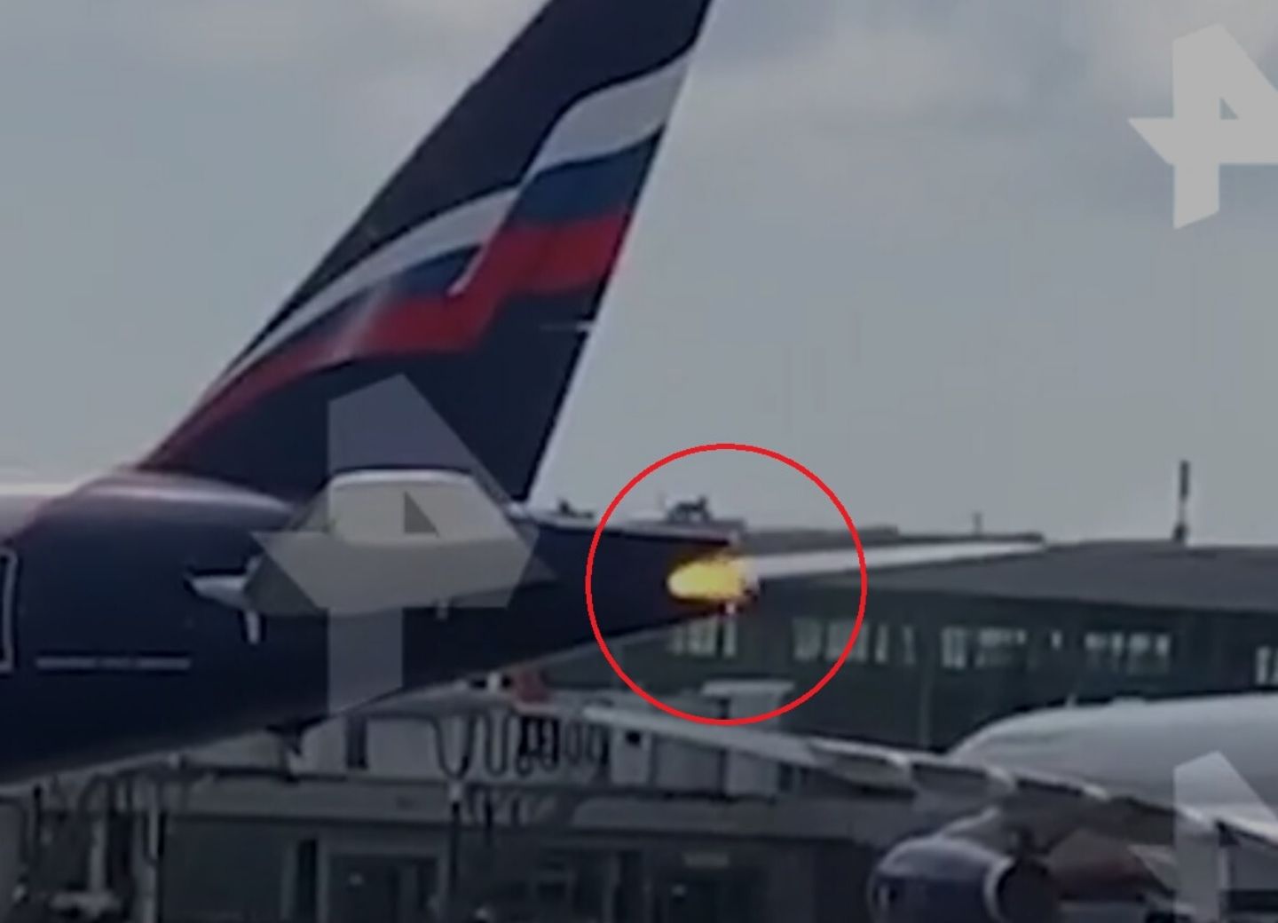 В России после посадки загорелся Boeing 777 - ВИДЕО