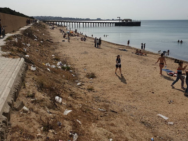 Бакинский пляж превратили в мусорную свалку - ФОТО - ВИДЕО
