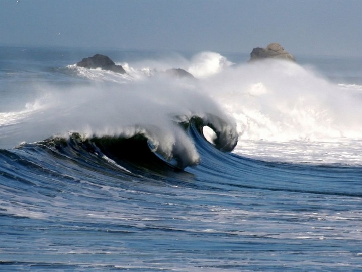 Высота волн в Каспийском море составила 4,5 метров