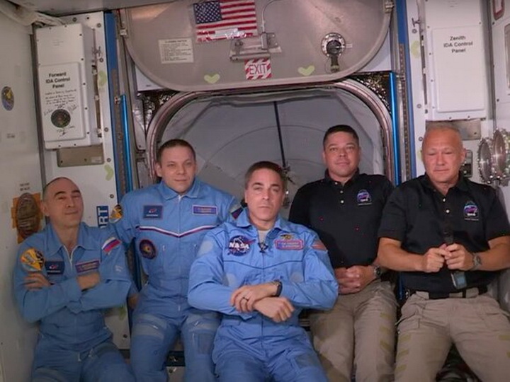 Члены экипажа Crew Dragon успешно перешли на борт МКС - ФОТО