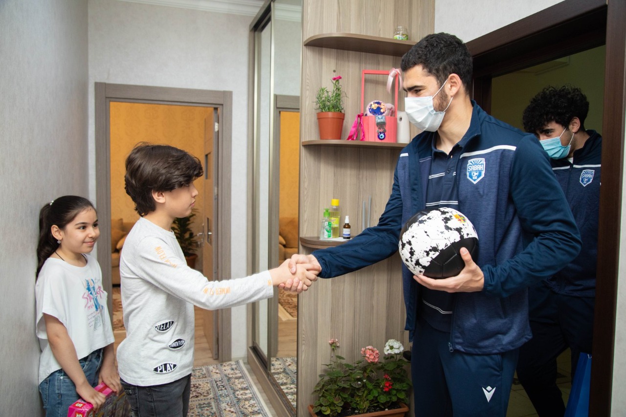 Футболисты ФК «Сабах» посетили детей шехидов – ФОТО