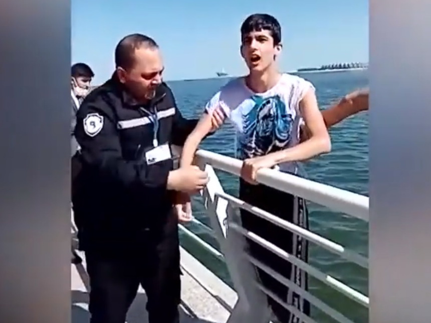 На бакинском бульваре молодой человек упал в море, делая селфи - ВИДЕО