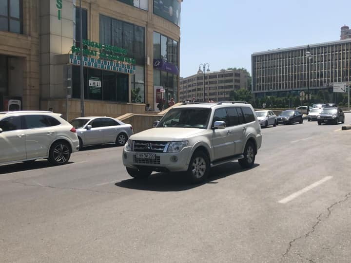 В Баку водитель припарковал автомобиль прямо посреди дороги – ФОТОФАКТ