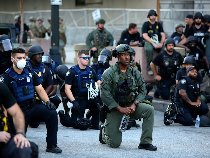 Американские полицейские преклоняют колено перед демонстрантами в знак солидарности – ФОТО – ВИДЕО