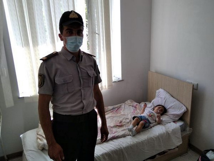 Азербайджанский полицейский спас тонувшую девочку - ФОТО