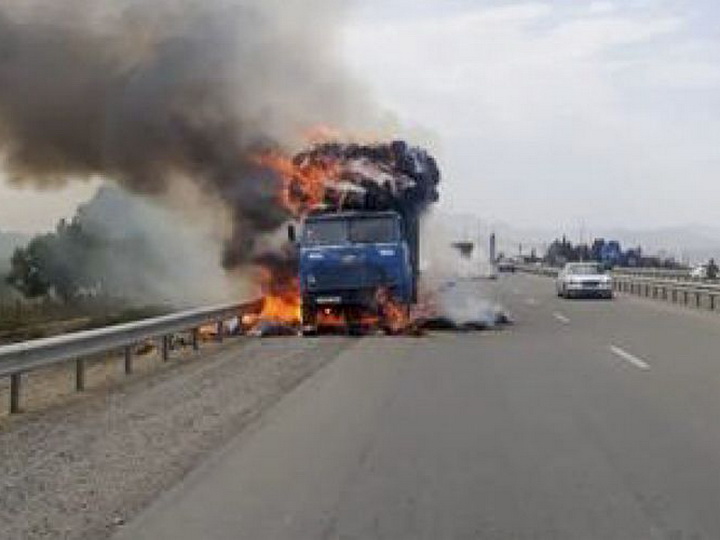В Баку сгорел грузовой автомобиль