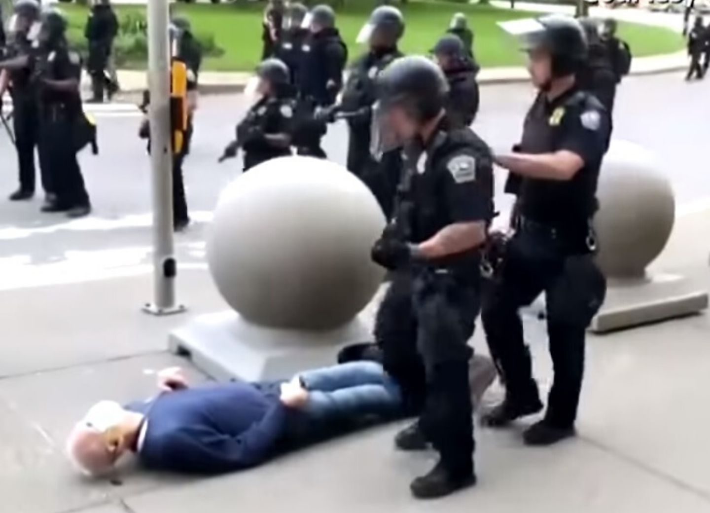 Полицейский в Нью-Йорке разбил голову дедушке во время зачистки улицы — ВИДЕО