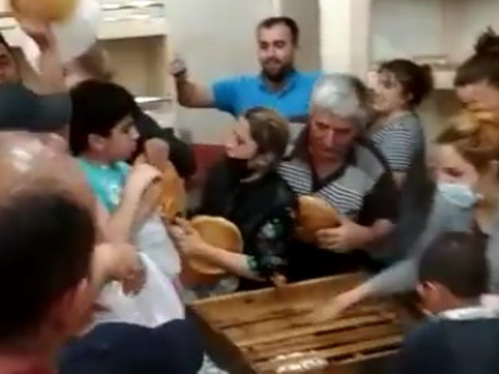 Люди массово скупают хлеб и продукты питания в маркетах Баку – ФОТО – ВИДЕО
