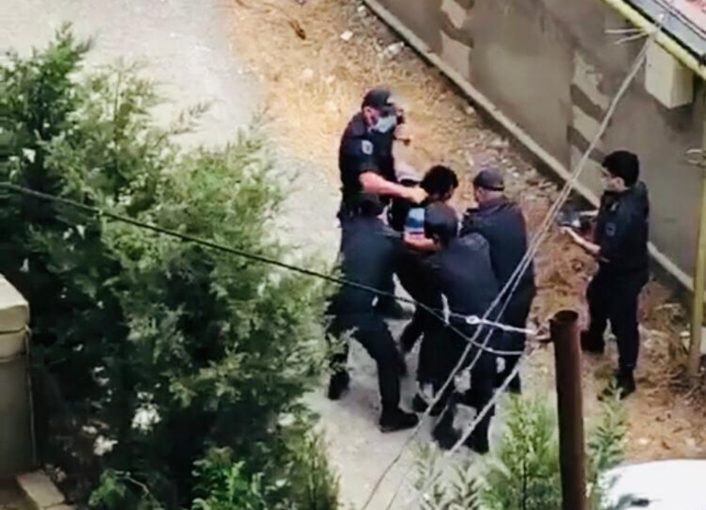 Житель Баку, нарушивший карантин, оказал сопротивление полиции, применив нож – ФОТО