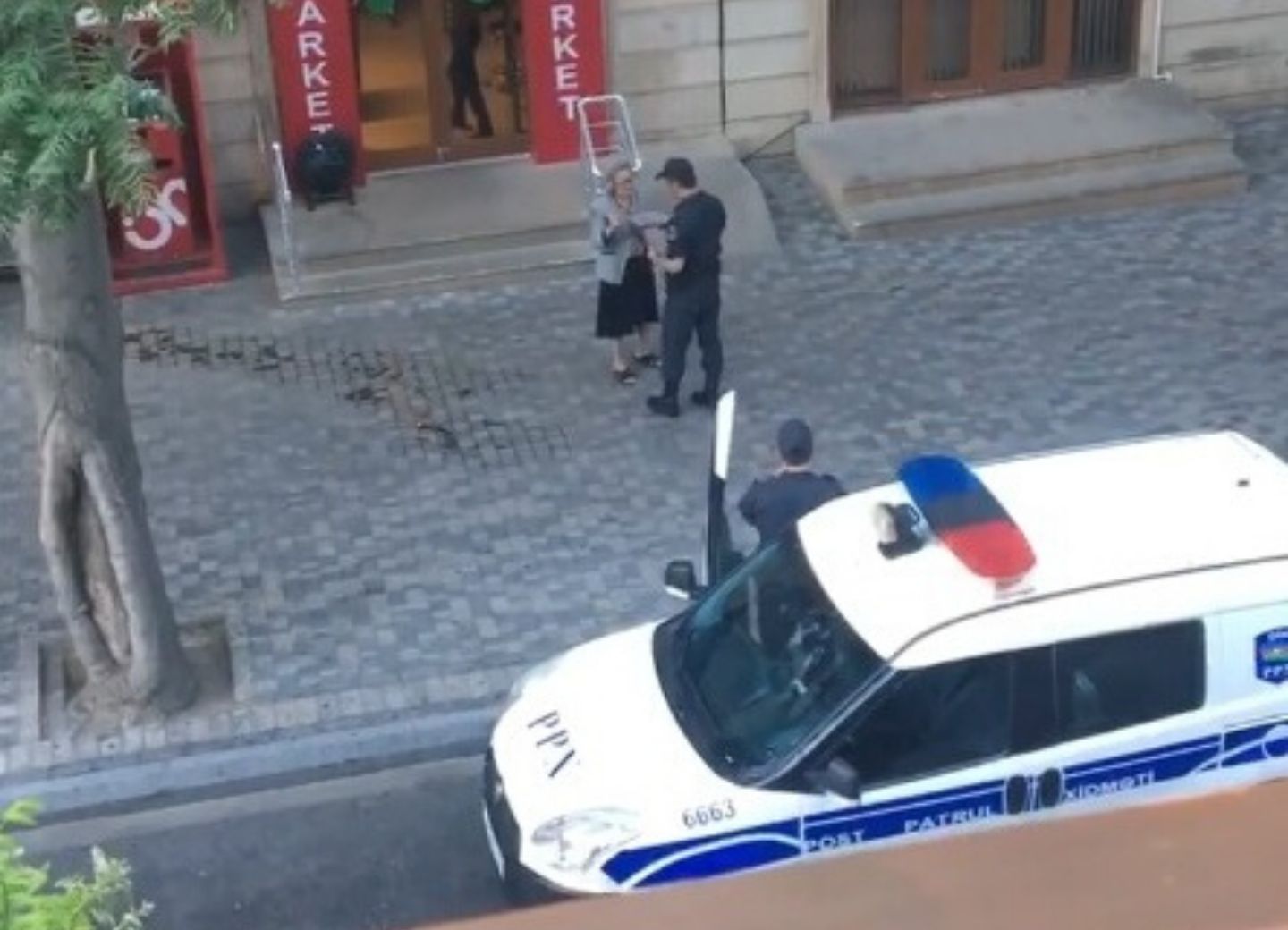 В Баку полицейский поделился своим пайком с пожилой женщиной - ВИДЕО