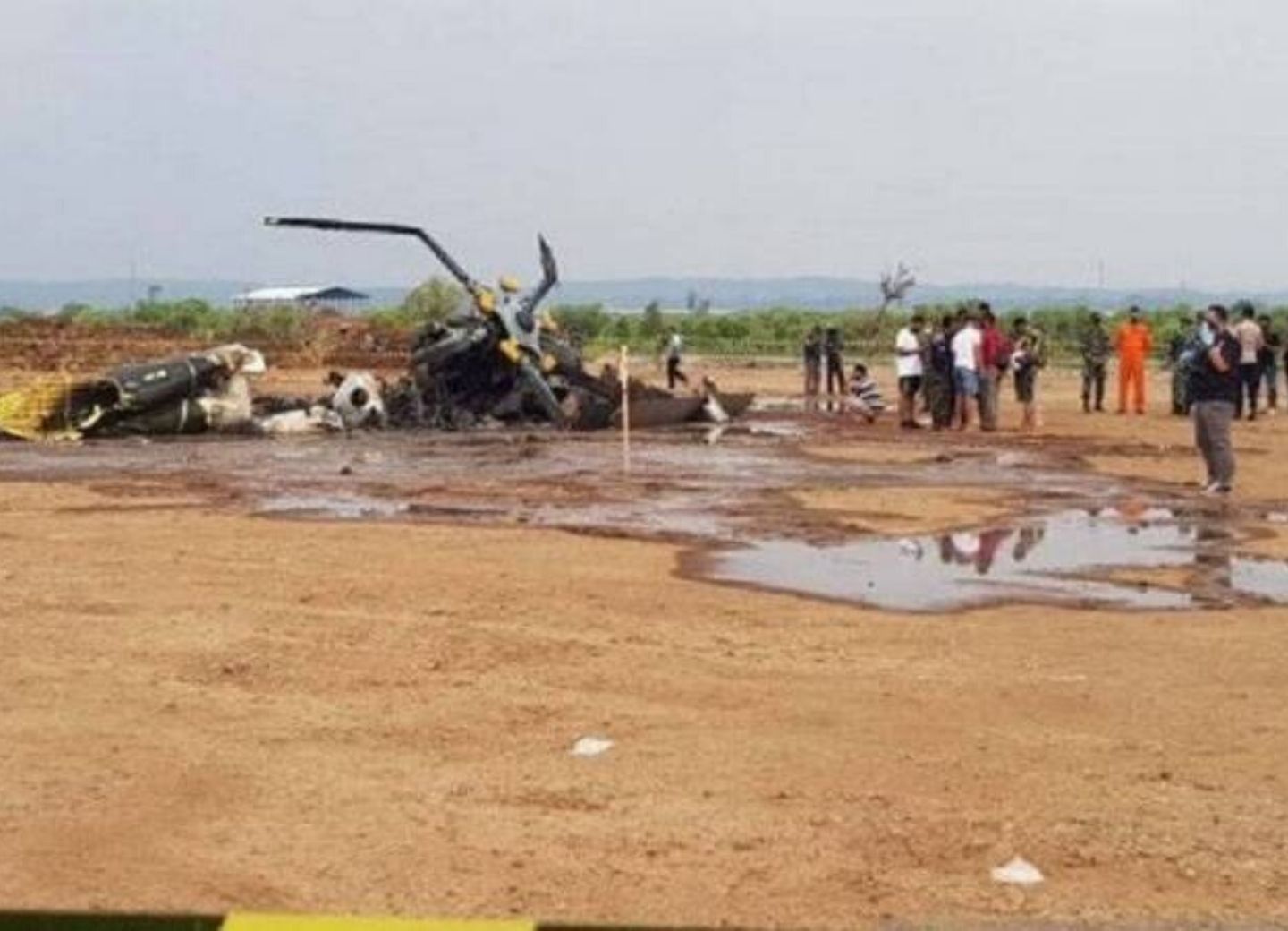 В Индонезии четыре человека погибли при крушении военного вертолета