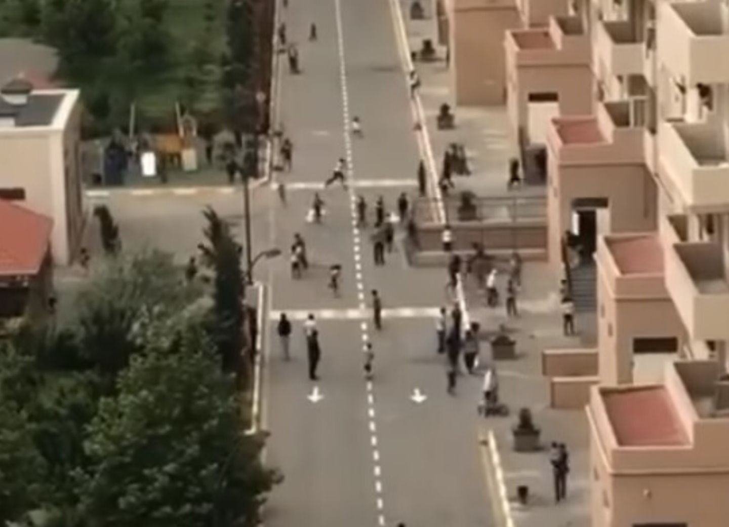 Жители бакинского жилого комплекса массово разбегаются при виде полиции – ВИДЕО