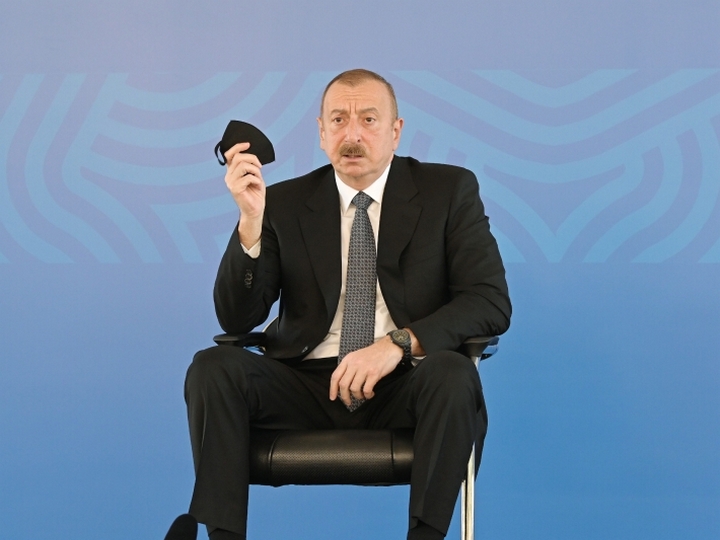 Prezident: Mən bütün qapalı yerlərdə tibbi maskadan istifadə edirəm