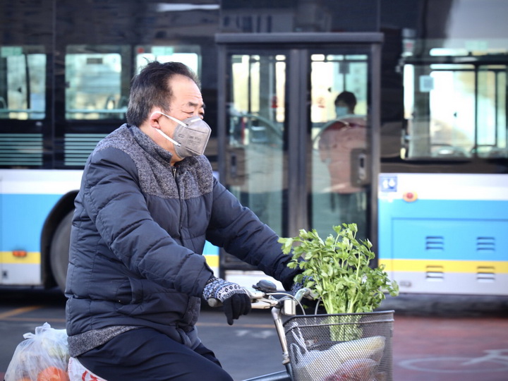 В Пекине из-за новой вспышки коронавируса ограничен общественный транспорт – ВИДЕО