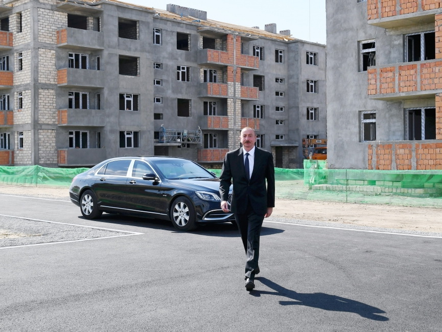 Президент Ильхам Алиев ознакомился со строительством жилого комплекса для вынужденных переселенцев в Самухе - ФОТО