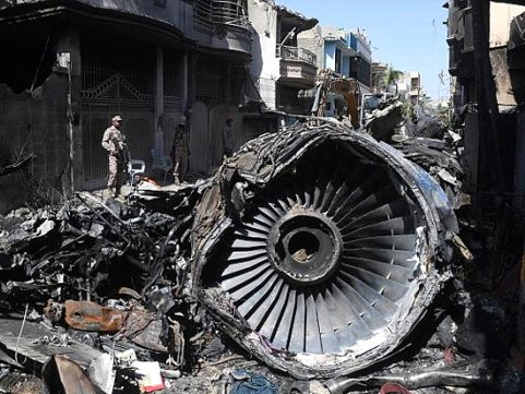 Причиной авиакатастрофы в Пакистане, унесшей 98 жизней, стал «коронавирус»