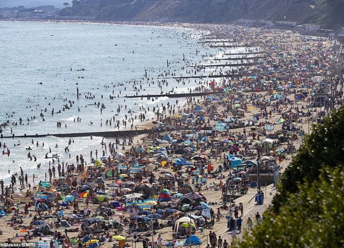 Пляжи Британии переполнены после отмены карантина, власти бьют тревогу – ФОТО – ВИДЕО